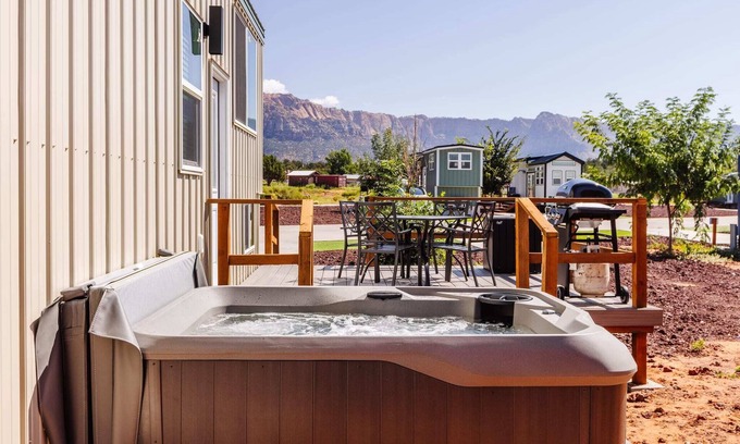 Apple Valley Wohnung | Jasper Tiny Home with Private Hot Tub