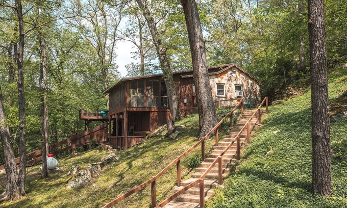 Licking Kabine | Jesse and James Hideout On “The Big Piney River”