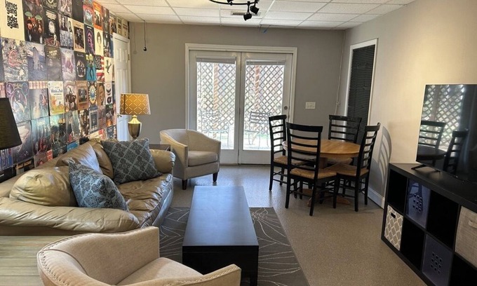 Johns Creek Wohnung | Johns Creek 2-bedroom terrace level apartment with separate entrance and parking