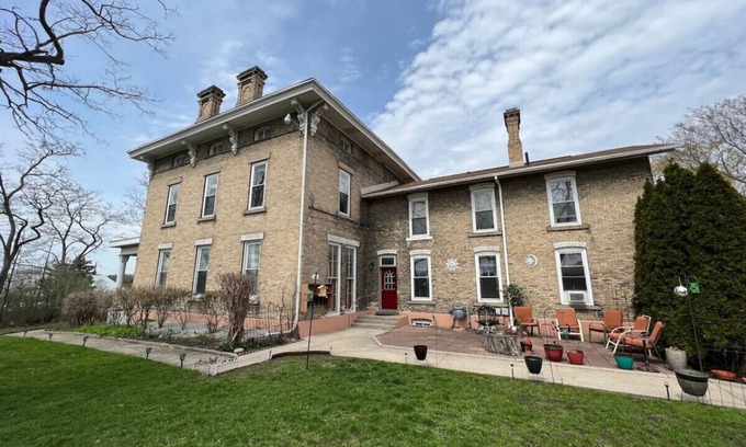 Bay City Wohnung | Joseph’s Entire Apt @ the Historic McCormick House