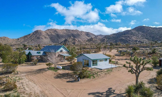 Joshua Tree Haus | 3 Homes ~ Retreats ~ Intimate Gatherings