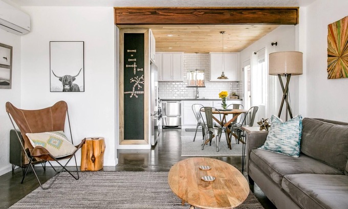 Yucca Valley Haus | Joshua Tree Forest Bungalow - Ansichten & Whirlpool