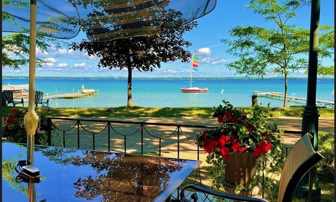 Higgins Lake Hütte | JR Resort: Lake Front Cottage, BEST VIEW ON THE LAKE! BEST VALUE ON THE LAKE!