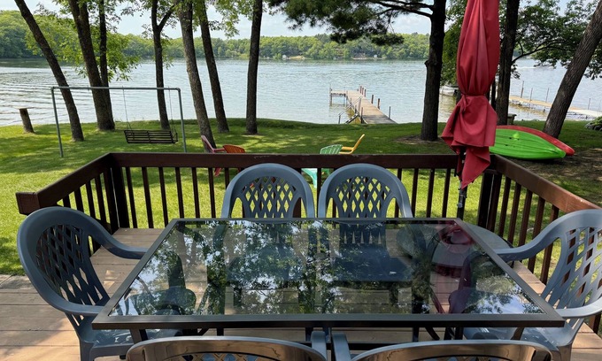 Clear Lake Kabine | Julia’s Lakefront Cottage…updated cabin, private dock & beautiful sunsets.