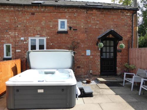 Saintbury Haus | Juliet Cottage HOT TUB Sleeps 3 Singles or Double