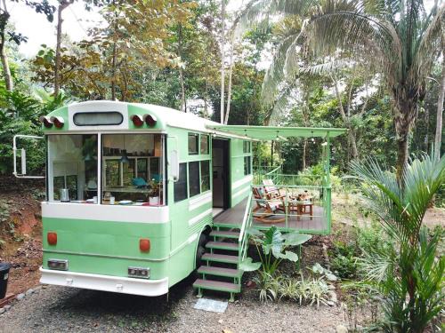 Savegre Haus | Jungle Bus, 5 min drive to PlayaLinda, 15 to Dominical, Wifi Starlink