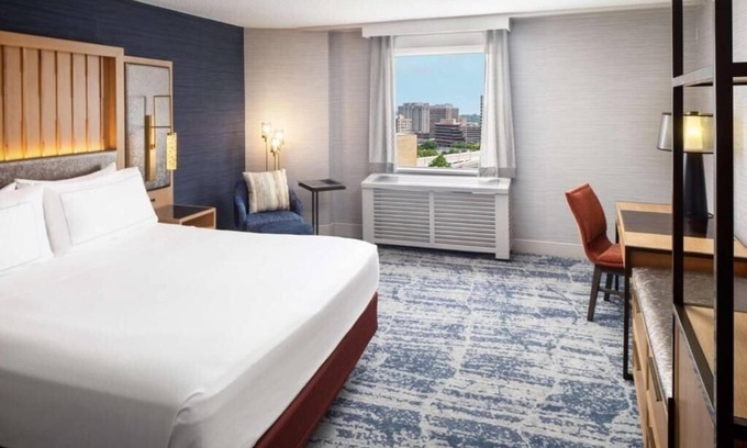 Downtown Wohnung | Junior King Suite Near Headlines Hair Designer WDC