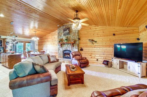 Cassville Haus | Just a Cast Away Cassville Cabin with Covered Deck