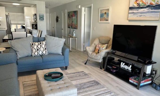 Jog Road Eigentumswohnung | JUST PACK YOUR SWIMSUITS!12 min to Beach!Pool!Beautiful,Updated Condo Sleeps 5