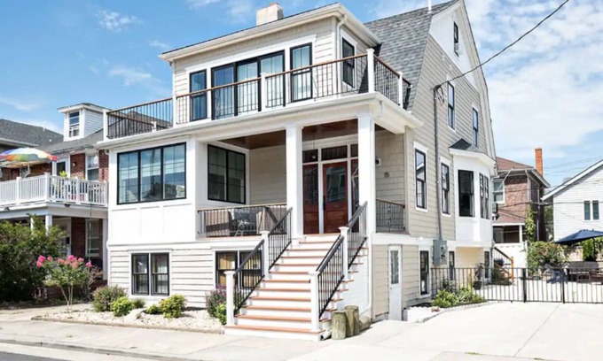 Ventnor City Haus | Just redone, 1 1/2 block from Ventnor beach