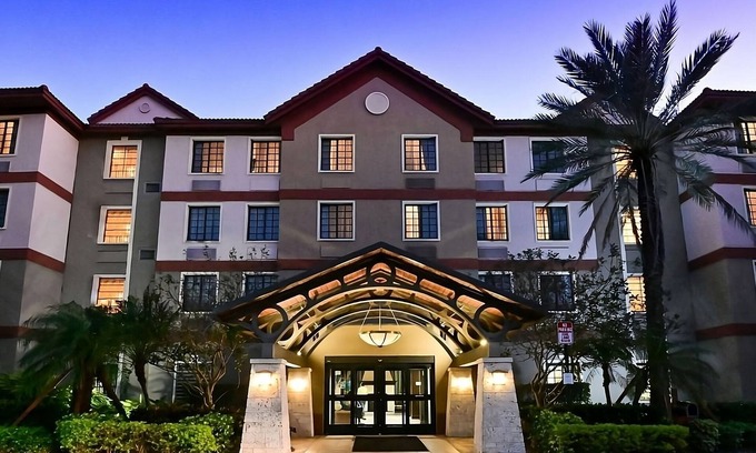 Plantation Resort | Just What You Were Looking For!FREE Breakfast, Pets Allowed, Near Jacaranda Golf