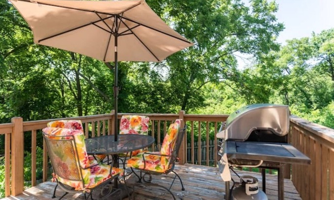 Lenexa Haus | K K Q Beds~3 Bdrm 2.5 Baths~Walking Trails~Park