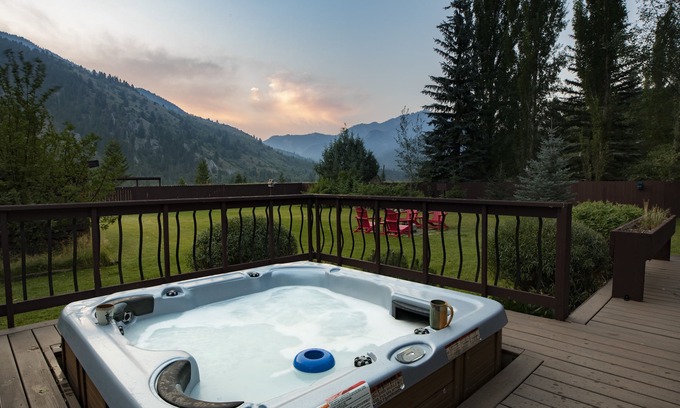 Alpine Haus | Kabino: Stunning Views Hot Tub Fire Pit WiFi Fenced Backyard Snowmobiling Trash Service