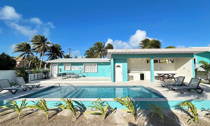 Rum Point Haus | Kai Baby Waterfront Cottage Private Pool Cabana Kayaks Paddleboards & Bikes!