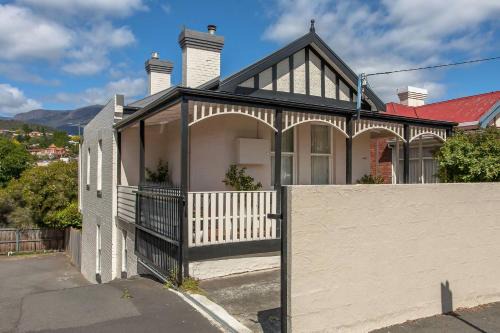 New Town Haus | Kallara House walk to restaurant strip