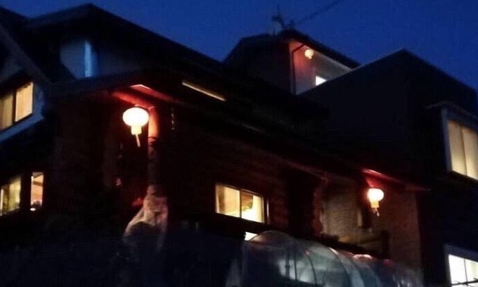 Kamogawa Haus | Ein Blockhaus mit Blick auf die Berge und den Pazifischen Ozean.