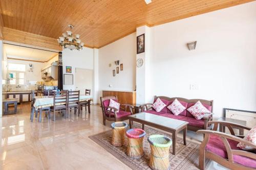 Dharampur Wohnung | Kasauli Edge Apt with Balcony