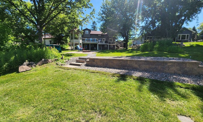 Lindstrom Haus | Kayaks - Firepit - Dock - Fishing & more!