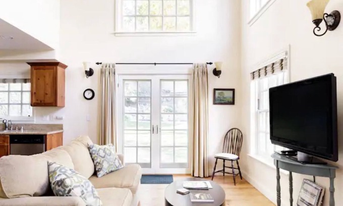 Encino Haus | Keep Cool in the Poolside Shade at a Charming Encino House