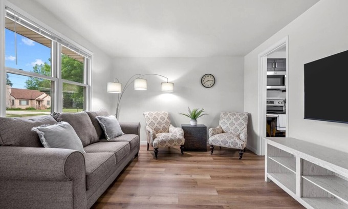 De Pere Haus | Keep it simple at this peaceful and ceCentrally Located in the heart of E Depere