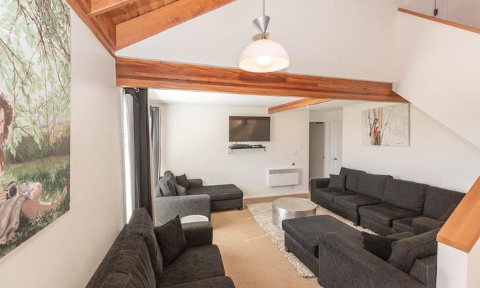 Jindabyne Haus | Kestrels Rest 116 Gippsland Street