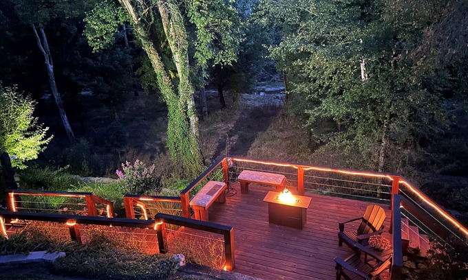 Somerset Hütte | Kick back and relax in this calm, stylish cottage on the creek.