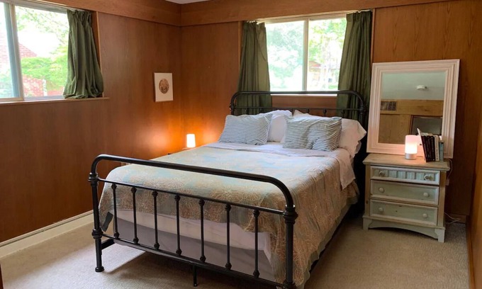 Dicken Haus | Kid-Friendly Midcentury House 1.2 Miles to Stadium