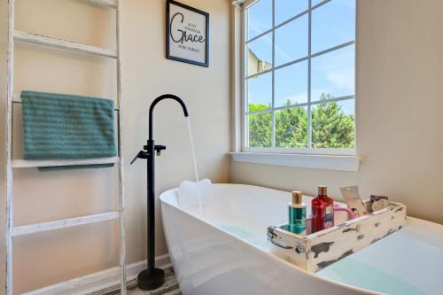 Winston - Salem Haus | Kid Friendly Park Arcade Fenced Yard Firepit Grill