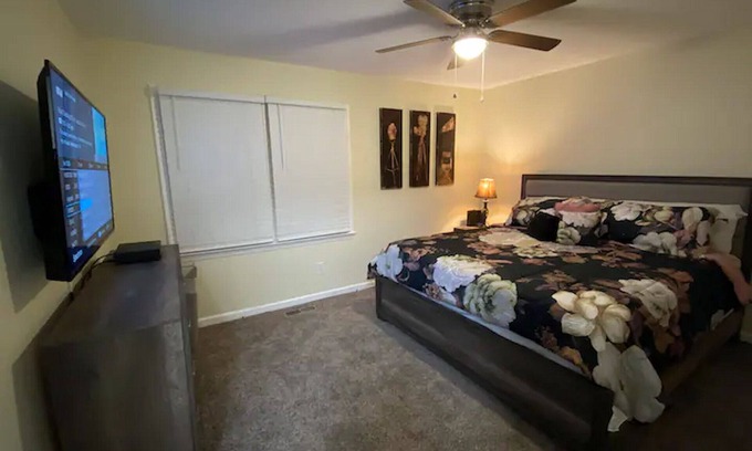 Greensboro Haus | king and Queen 2-bedroom townhome near downtown Greensboro with WiFi, AC