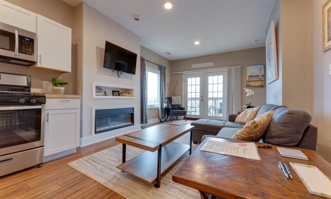 Central Northside Wohnung | King Bed - 2 BR Apt with City Views. Pet friendly. Free parking!