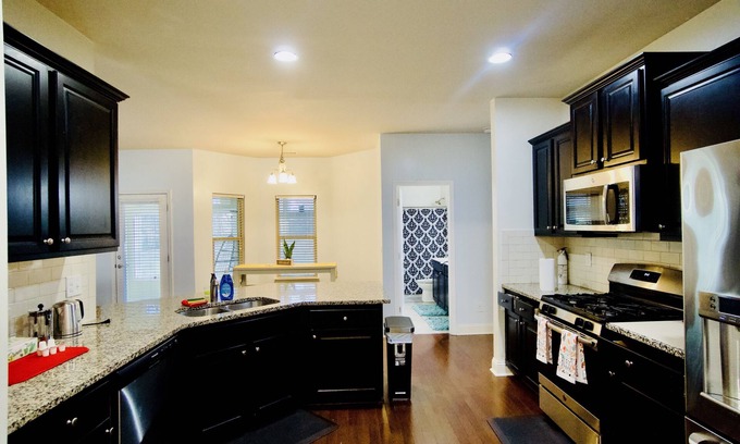 Lithia Springs Haus | King bed/3 CAR Garage/Ranch Home