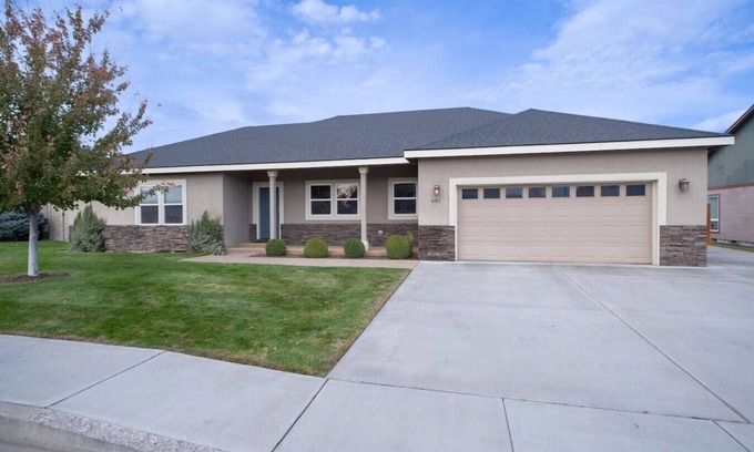 Richland Haus | King Bed, Amazing Views, Yard & Garage 3/2 #681