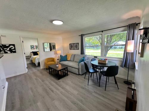 Berea Haus | KING bed, Pet Friendly, Modern Retreat in CLE-BW