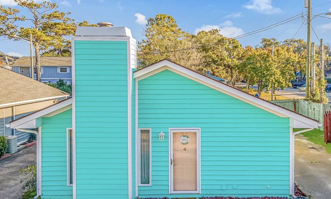 Crescent Beach Haus | King Bed - Private Deck - Walk To Beach - Arcade - Dogs OK - Baby Gear - Laundry