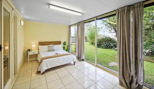 Beenleigh Haus | King Bed, Walk To Beenleigh Village & Marketplace Bedroom2