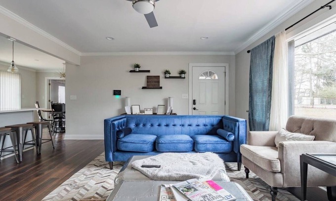 Belvedere Park Haus | King Bed + Wine Fridge + WFH Workspace + Pets