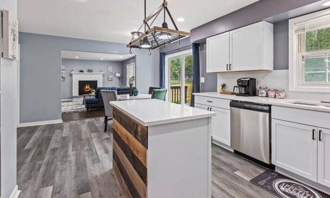 Antioch Haus | King beds, Free Wi-Fi, Gas Grill Cozy Antioch home