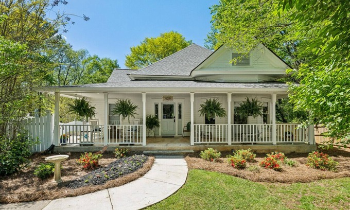 College Heights Haus | King Beds|Pets Welcome|Historic Queen Anne Cottage