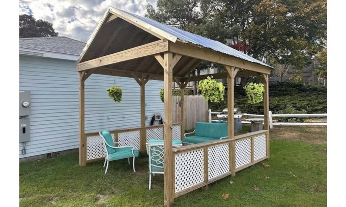 Buzzards Bay Hotel | king Grand with sofa sitting area