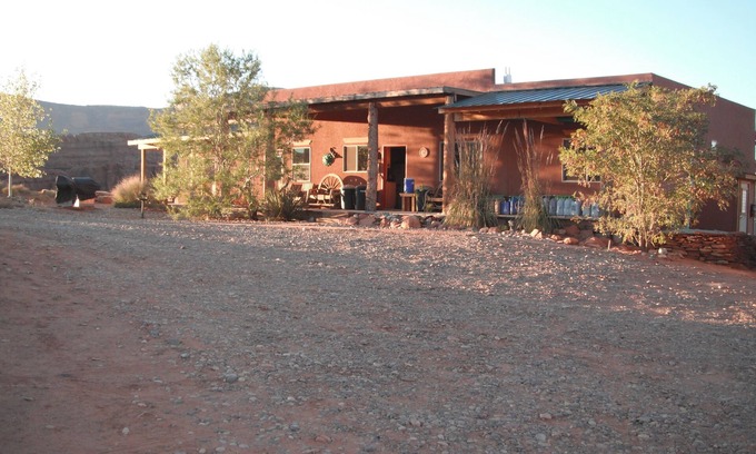 Moab Kabine | Base Camp Adventure Lodge, zwei Einzelbetten auf der Veranda