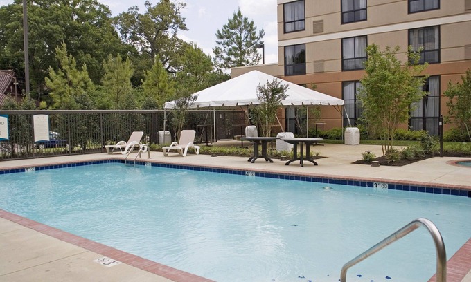 White Station Eigentumswohnung | King Suite. Free Breakfast. Outdoor Pool. Gym. Relaxing Retreat!