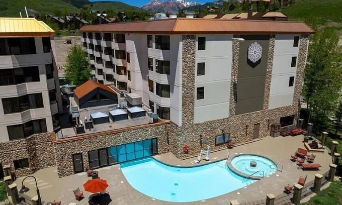 Crested Butte Eigentumswohnung | King Suite with a View, Pool, Hot Tub, Ski In/Out!