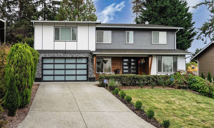 North Rose Hill Haus | Kirkland Home with 2 Queen Beds - Totem Lake Village