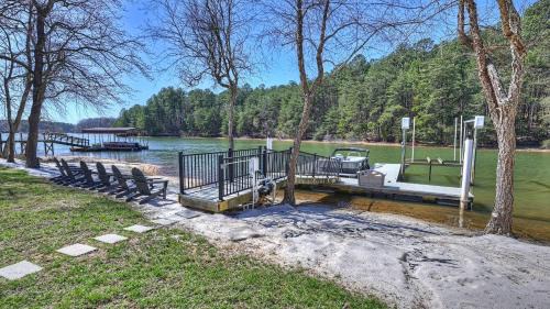 Lake Norman of Catawba Haus | Knotty Pines by AvantStay Lake Views Renovated