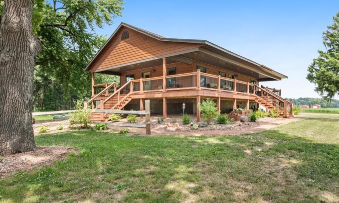 Arkdale Haus | Knotty Pine Escape