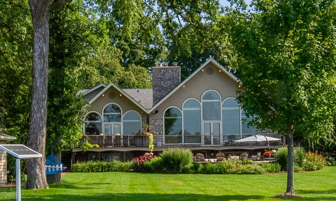 Oconomowoc Haus | Kohl Manor Luxury Lake 8-br exclusive retreat Pool, Cinema, Arcade on LacLaBelle