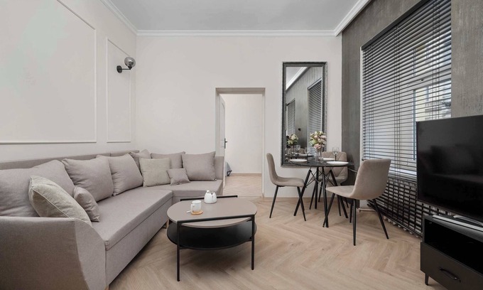 Wroclaw City Center Wohnung | Komuny Paryskiej 14 Wrocław | Beige Apartment with Home Office