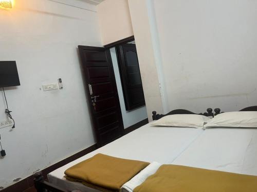 Guruvayur Haus | Krishna Gopuram Lodge