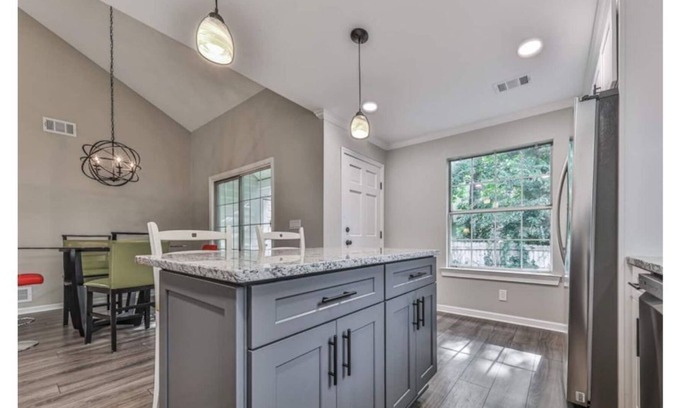 Kennesaw Haus | KSU, Lake Allatoona, Top Chop baseball complex, Yamaha and Lakepoint mins away!