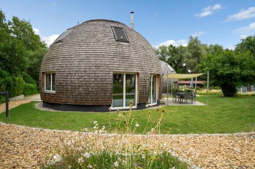 Muritz Haus | Kugelhaus Eos - Sonnengeküsstes Ferienhaus in organischer Bauweise am Seeufer